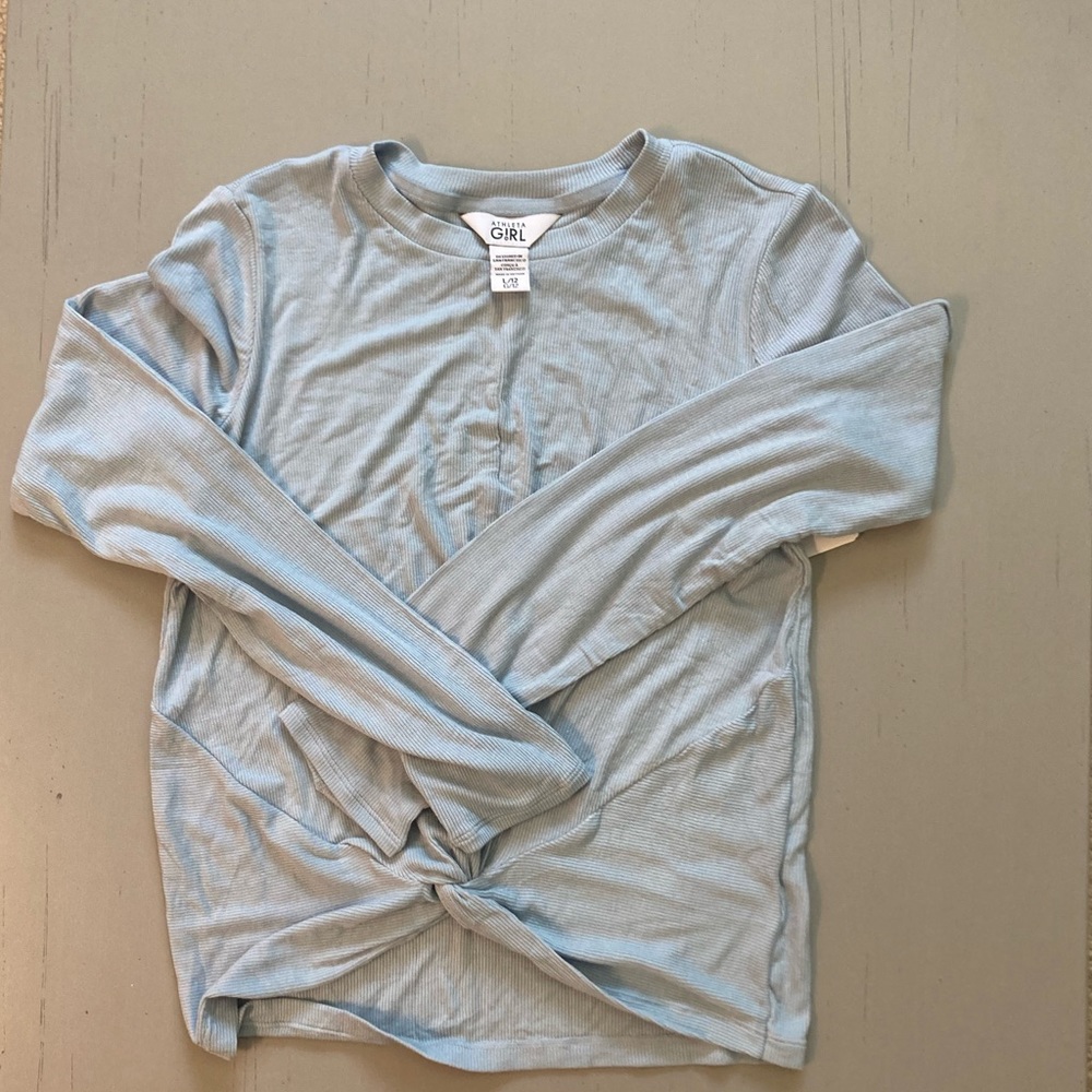 Long sleeve shirt that has a twist at the bottom